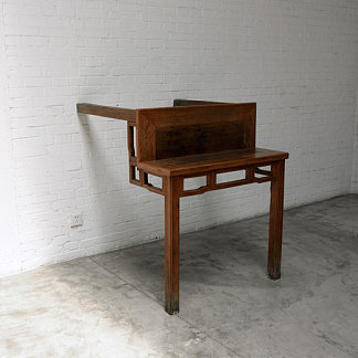 墙上有两条腿的桌子 Table with Two Legs on the Wall (2008)，艾未未