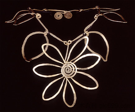 花项链 FLOWER NECKLACE (1938)，亚历山大·考尔德