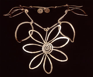 花项链 FLOWER NECKLACE (1938)，亚历山大·考尔德