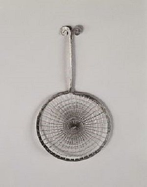 牛奶撇渣器 MILK SKIMMER (c.1940)，亚历山大·考尔德