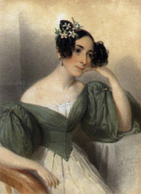 一位穿着绿色连衣裙和头发上有鲜花的年轻女士的肖像 Portrait of a young lady in a green dress and flowers in her hair (1835)，亚历山大·克拉罗