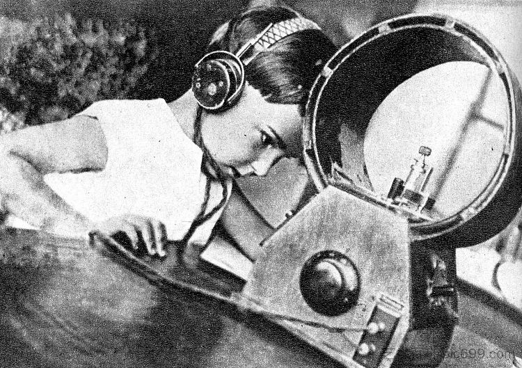 收音机监听器 Radio listener (1929; Moscow,Russian Federation  )，亚历山大·罗德钦科