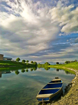 蓝色的船（卡尔洛瓦茨的库帕河） The blue boat (Kupa river in Karlovac) (2017; Croatia                     )，阿尔弗雷德·弗雷迪·克鲁帕