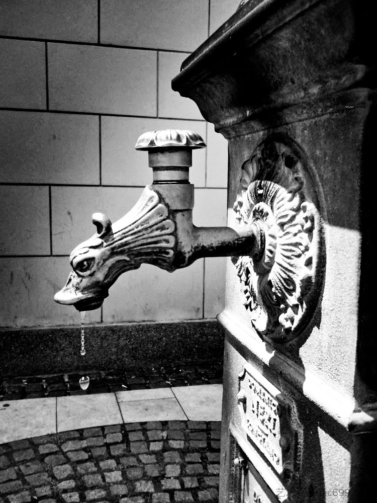 龙点燃水火花（萨格勒布中央车站） The dragon sparks the water (Central Station in Zagreb) (2014; Croatia  )，阿尔弗雷德·弗雷迪·克鲁帕