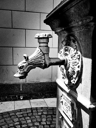 龙点燃水火花（萨格勒布中央车站） The dragon sparks the water (Central Station in Zagreb) (2014; Croatia                     )，阿尔弗雷德·弗雷迪·克鲁帕