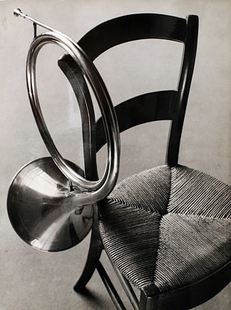 带法国号的椅子 Chair with French Horn (1927)，安德烈·凯尔特斯