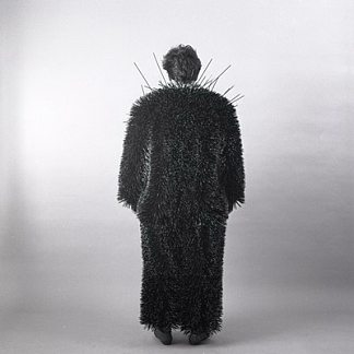 身体物体系列 #17 牙签套装 body object series #17 toothpick suit (1984)，安·汉密尔顿