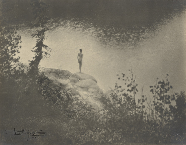 女性裸体站在湖上的大石头上 Female Nude Standing on Large Rock Over a Lake (1923)，安妮·布里格曼
