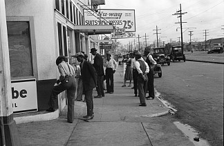 在FERA办公室前等待工作的申请人 Applicants waiting for jobs in front of FERA offices (1935)，本·沙恩