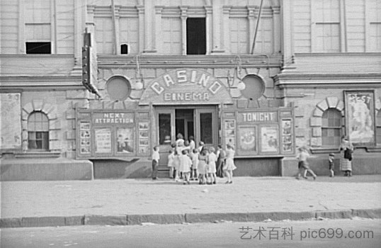 孩子们在进入赌场电影院时排队 Children lined up at enterance to Casino Cinema (1935)，本·沙恩