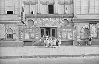 孩子们在进入赌场电影院时排队 Children lined up at enterance to Casino Cinema (1935)，本·沙恩