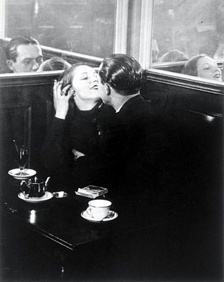 恋爱中的情侣，意大利广场 Couple d’amoureux, Place d’Italie (1932)，布拉赛