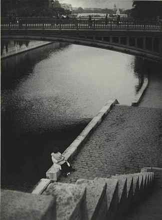 情侣在双桥下接吻，巴黎 Couple kissing under the Pont au Double, Paris (1935)，布拉赛