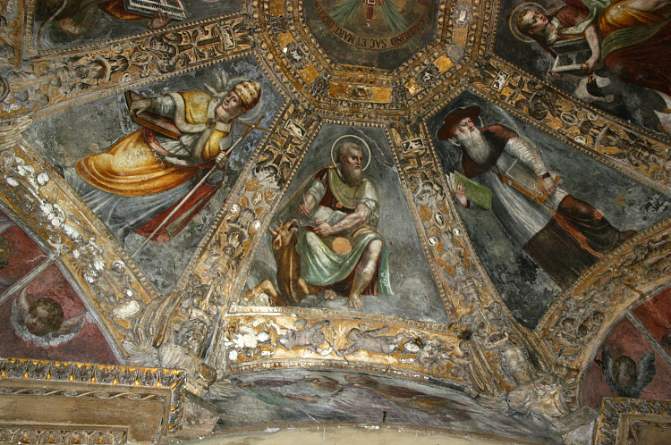 路加是教会两位医生（可能是利奥大帝和圣杰罗姆）之间的福音传道者。米兰圣洛伦索马焦雷大教堂圣阿奎利诺礼拜堂祭坛教堂天花板的细节 Luke the Evangelist Between Two Doctors of the Church (possibly Leo the Great and Saint Jerome). Detail from the Ceiling of the Altar Chapel in the Cappella Di Sant'aquilino in the Basilica Di San Lorenzo Maggiore in Milan (1540)，卡洛·乌尔比诺