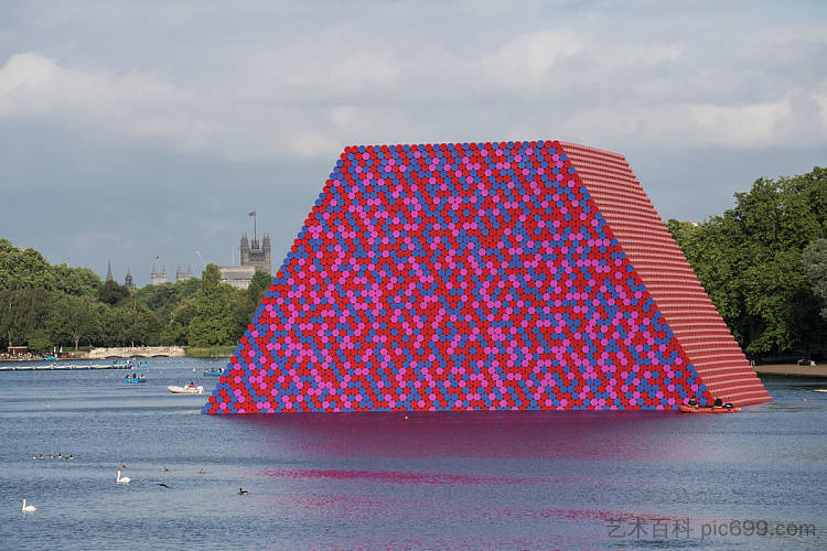 伦敦马斯塔巴、蛇形湖、海德公园 The London Mastaba, Serpentine Lake, Hyde Park (2016 - 2018)，克里斯托和珍妮-克劳德