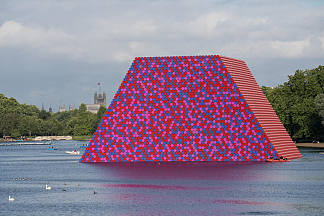 伦敦马斯塔巴、蛇形湖、海德公园 The London Mastaba, Serpentine Lake, Hyde Park (2016 – 2018)，克里斯托和珍妮-克劳德