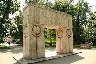 吻之门（塔尔古九雕塑合奏的一部分） The Gate of Kiss (part of the Sculptural Ensemble in Târgu Jiu) (1938)，康斯坦丁·布朗库西