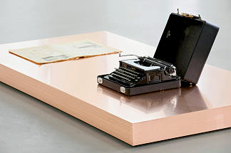 七月，IV，Mdcclxxvi，201，泰德·卡钦斯基的打字机 July, IV, Mdcclxxvi, 201, Typewriter of Ted Kaczynski (2011)，名 Vō