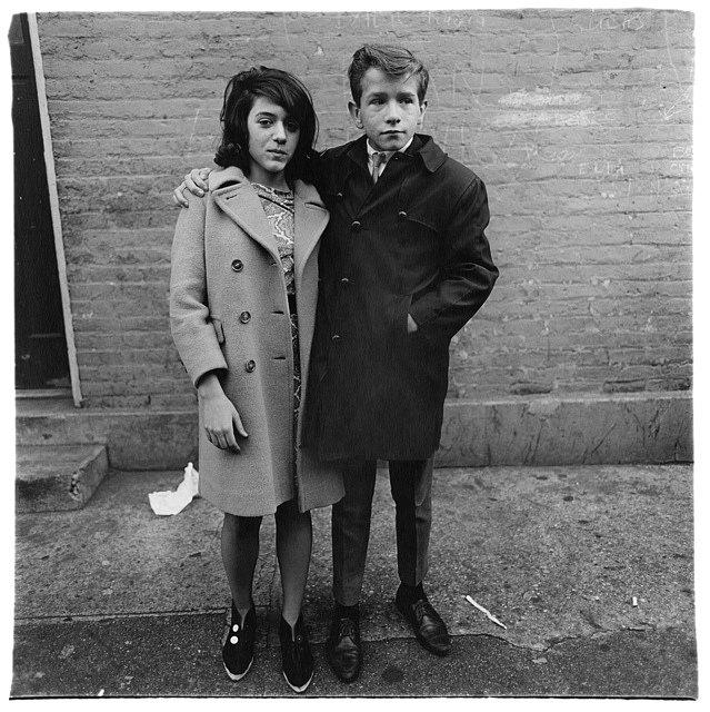纽约州哈德逊街的青少年夫妇 Teenage Couple on Hudson Street, N.Y.C. (c.1963)，黛安·阿布斯