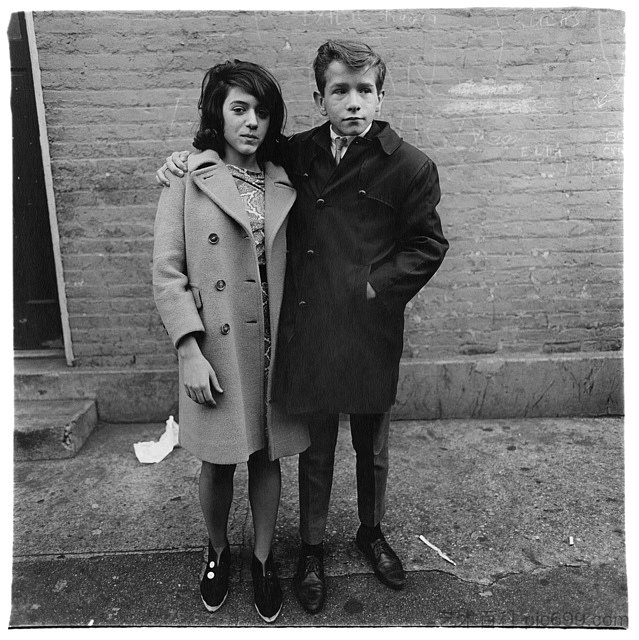 纽约州哈德逊街的青少年夫妇 Teenage Couple on Hudson Street, N.Y.C. (c.1963)，黛安·阿布斯