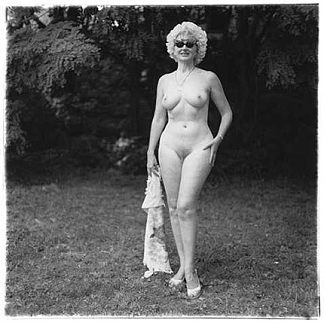 裸体女士与天鹅太阳镜 Nudist Lady with Swan Sunglasses (1965; United States                     )，黛安·阿布斯