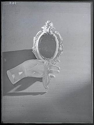 无题（手和镜子） Untitled (hand and mirror) (1934)，多拉·玛尔