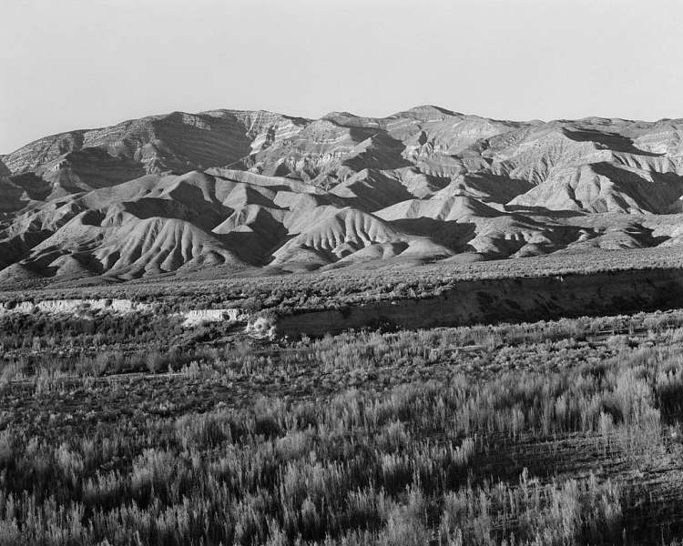 加州沙漠山脉，圣路易斯奥比斯波县（1937年2月）。来自系列日间睡眠者 California Desert Mountains, San Luis Obispo County (Feb. 1937). From the Series Day Sleeper (1937)，多萝西娅·兰格