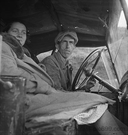 沟渠、停滞和搁浅，加利福尼亚州圣华金谷 Ditched, Stalled, and Stranded, San Joaquin Valley, California (1936)，多萝西娅·兰格