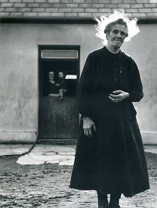 老妇人，克莱尔郡，爱尔兰 Elderly Woman, County Clare, Ireland (1954)，多萝西娅·兰格