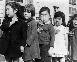 一年级学生，一些日本血统，在加利福尼亚州旧金山的威尔公立学校宣誓效忠美国国旗 First Graders, Some of Japanese Ancestry, at the Weill Public School, San Francisco, Calif., Pledging Allegiance to the United States Flag (1942)，多萝西娅·兰格