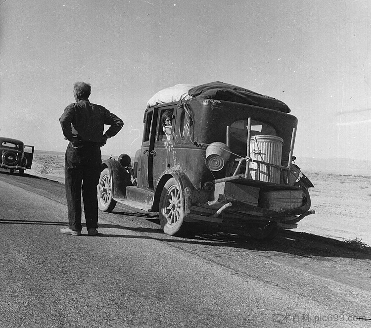 俄克拉荷马州移民于1937年在加利福尼亚沙漠中停滞不前 Oklahoma Migrant Stalled in the California Desert in 1937 (1937)，多萝西娅·兰格