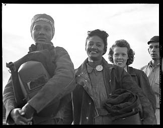 女性排队领取薪水 里士满造船厂，里士满，加利福尼亚州 Women Line up for Paychecks Richmond Shipyards, Richmond, CA (c.1942)，多萝西娅·兰格
