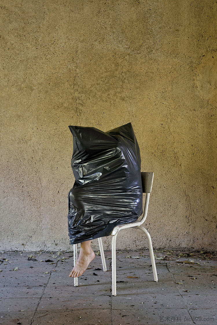 黑色物体白色椅子 Black Object White Chair (2016),艾琳娜兄弟