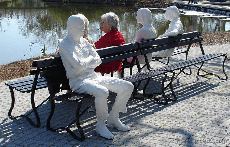 三个数字和四个长凳 Three Figures and Four Benches (1979)，乔治西格尔