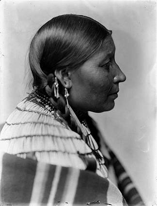 美国马的妻子，达科塔苏 Wife of American Horse, Dakota Sioux (1900)，格特鲁德·卡斯比尔