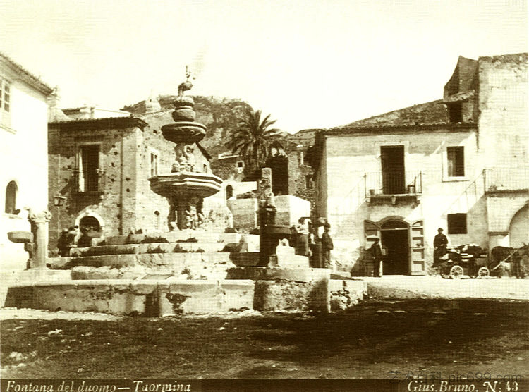 大教堂附近的喷泉 - 陶尔米纳 Fountain near the Cathedral - Taormina (c.1880 - c.1889)，朱塞佩·布鲁诺