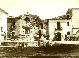 大教堂附近的喷泉 – 陶尔米纳 Fountain near the Cathedral – Taormina (c.1880 – c.1889)，朱塞佩·布鲁诺