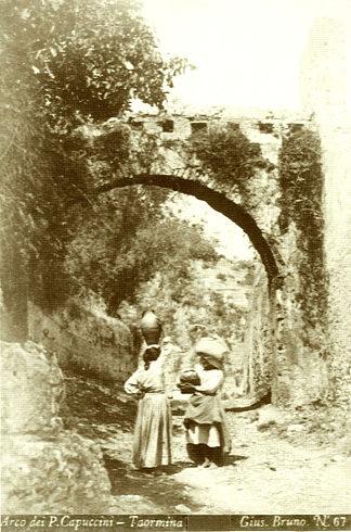 嘉布遣会教堂附近的拱门 – 陶尔米纳 Arch near the Capuchins church – Taormina (c.1880 – c.1889)，朱塞佩·布鲁诺