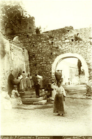 卷尾猴之门 – 陶尔米纳 Door of the Capuchins – Taormina，朱塞佩·布鲁诺