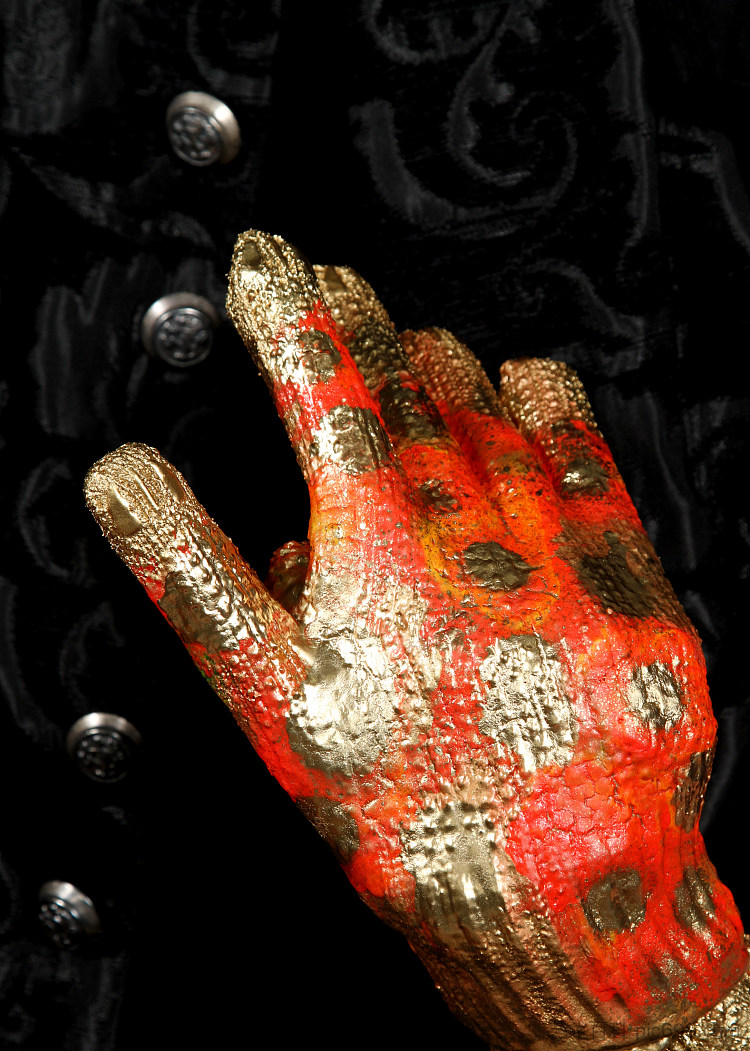 迈克尔杰克逊“金色”致敬手套 Michael Jackson 'Golden' Tribute Glove (2019; Los Angeles,California,United States  )，杰克·阿姆斯特朗