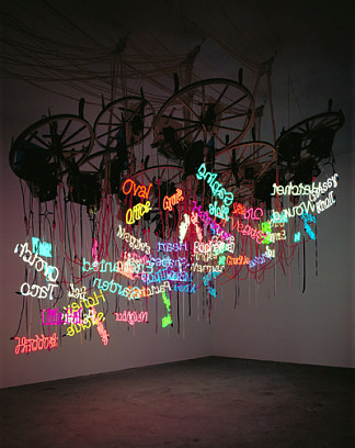 十二轮马车轮枝形吊灯 Twelve-Wheel Waggon Wheel Chandelier (2004)，杰森·罗德斯