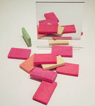 带单双面落地镜的海绵 Sponges with Single Double-Sided Floor Mirror (1978; United States                     )，杰夫·昆斯