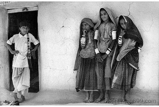 古吉拉特邦库奇查马尔社区的一名男孩和三名女孩 A boy and three girls of the Chamar community, Kutch, Gujarat (1975)，乔蒂·巴特