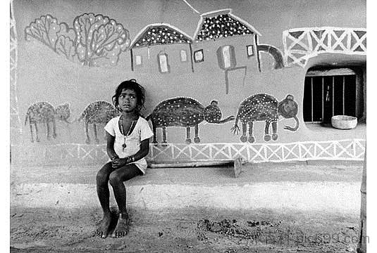 西孟加拉邦伯鸿桑蒂尼基坦的一个孩子 A child in Santiniketan, Birbhum, West Bengal (1978)，乔蒂·巴特