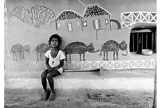 西孟加拉邦伯鸿桑蒂尼基坦的一个孩子 A child in Santiniketan, Birbhum, West Bengal (1978)，乔蒂·巴特