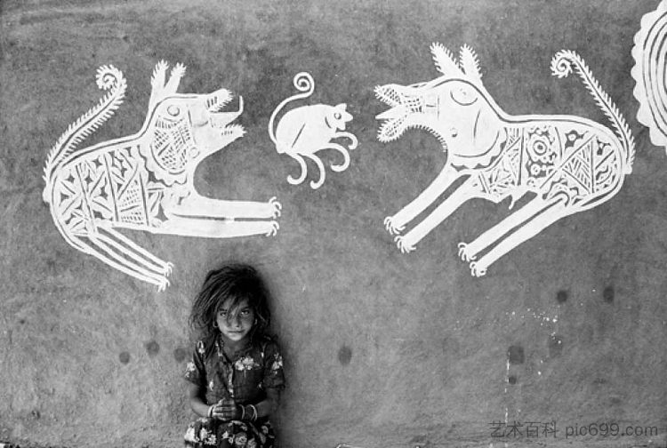 拉贾斯坦邦曼达纳画作前的年轻女孩 A young girl in front of mandana paintings, Rajasthan，乔蒂·巴特