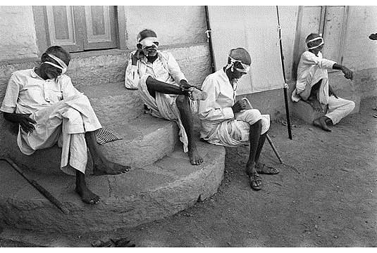 四个盲人，巴夫纳加尔，古吉拉特邦 Four blind men, Bhavnagar, Gujarat (1968)，乔蒂·巴特