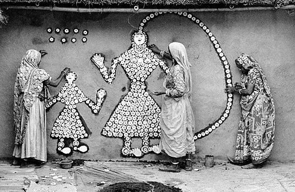 制作萨姆哈·德维形象的妇女，哈里亚纳邦 Women making a Samha Devi image, Haryana (1977)，乔蒂·巴特