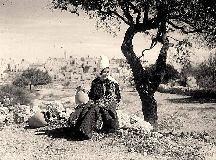 一位来自伯利恒的巴勒斯坦女士 A Palestinian lady from Bethlehem (1928; Bethlehem,Palestinian Territory ),卡里梅·阿布德