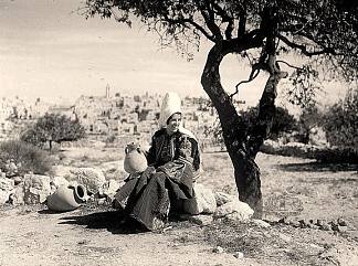 一位来自伯利恒的巴勒斯坦女士 A Palestinian lady from Bethlehem (1928; Bethlehem,Palestinian Territory                     )，卡里梅·阿布德